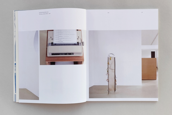 Key Operators. Weaving and coding as languages of feminist historiography. Kunstverein München e.V. und Bierke Books. Doppelseite mit künstlerischer Arbeit von Alison Knowles. Ansicht eines aufgeschlagenen Buches mit künstlerischen Arbeiten.