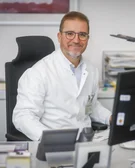 Porträtfoto von Prof. Dr. med. Dominik Schneider
