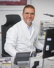 Portrait photo of Prof Dominik Schneider, MD