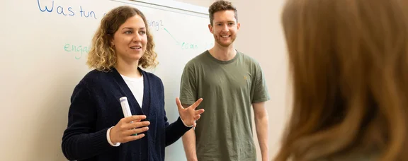 Vorbereitung auf das Studium in Deutschland (Foto: UW/H | Michael Schwettmann) Gespräch zur Vorbereitung auf das Studium an der Uni Witten/Herdecke