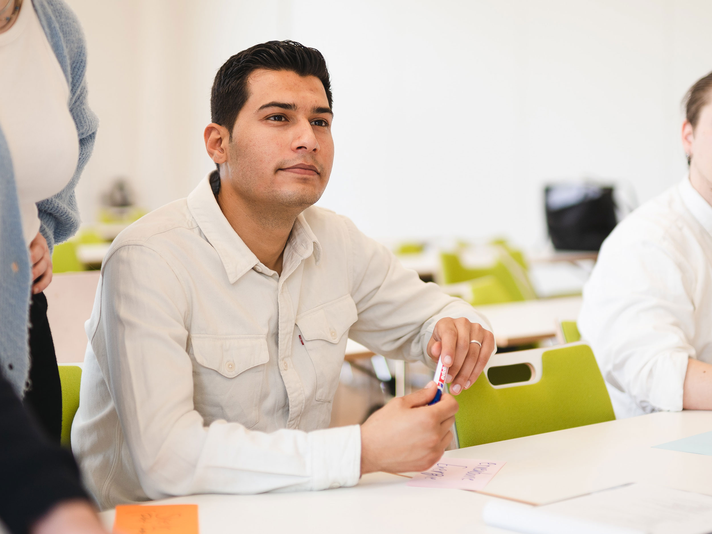 Management (M. Sc.) studieren an der UW/H (Foto: UW/H | Johannes Buldmann) Ein Student in Strategy & Organization (M. Sc.) sitzt im Seminar.