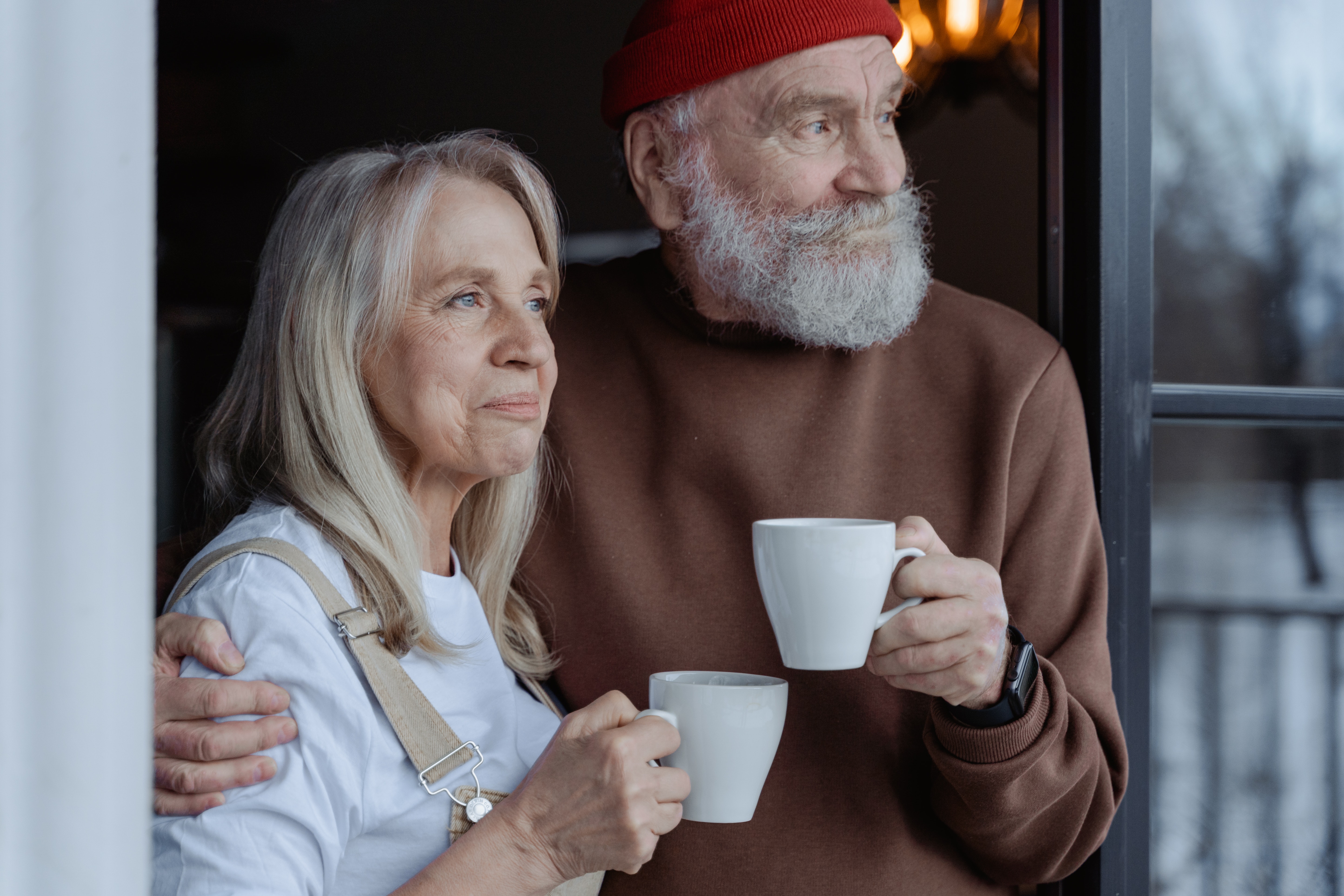 Zufriedenes älteres Ehepaar blickt in die Ferne