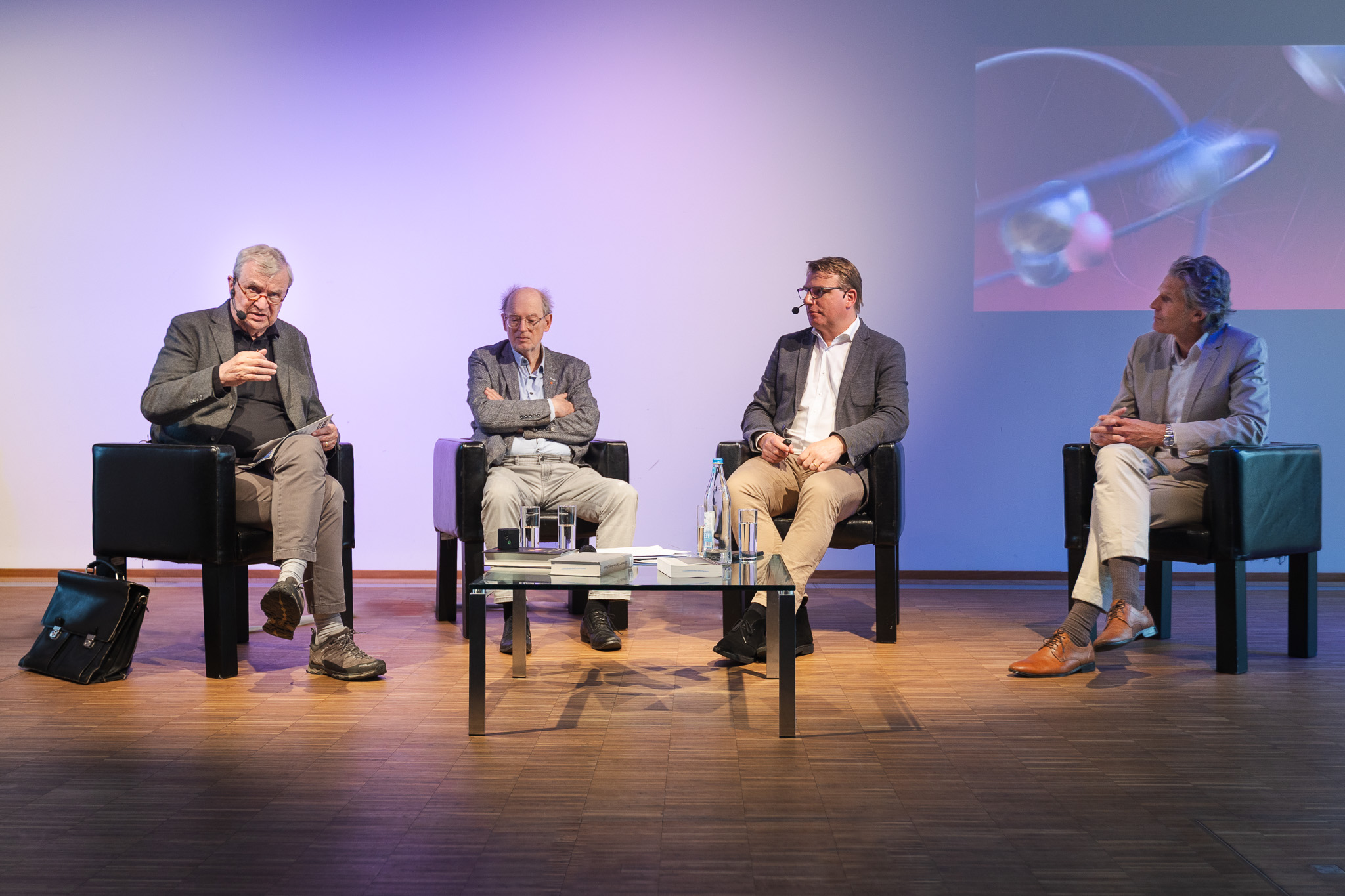 Günther Ortmann, Birger Priddat, Guido Möllering und David Seidl diskutieren zusammen auf der Bühne