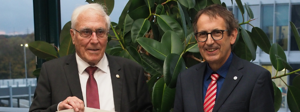 Zwei Männer lächeln in die Kamera.