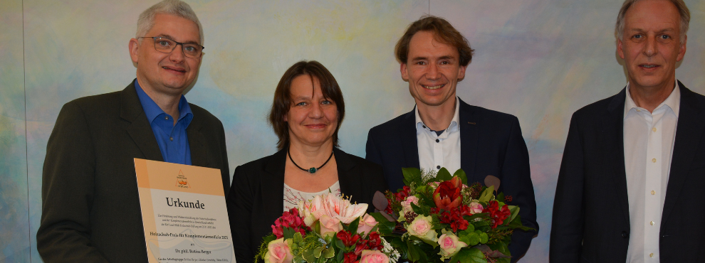 Preisverleihung 2021: Die Stiftungsräte Ragnar Watteroth (l.) und Jens Timm (r.) gratulieren der Arbeitsgruppe um Dr. Bettina Berger und Prof. Dr. David Martin. (Foto: Hufelandgesellschaft | Marion Laube) Vier Personen lächeln in die Kamera.