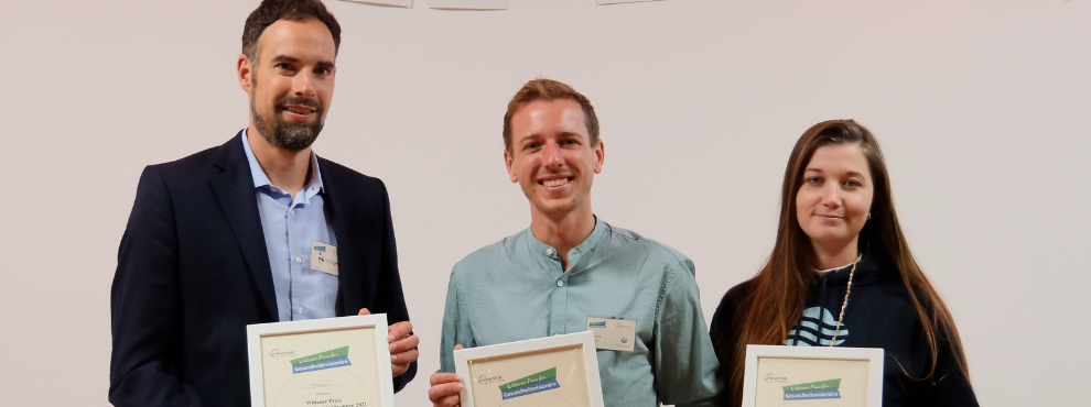 Das Start-up Skinuvita hat den Wittener Preis für Gesundheitsvisionäre der Universität Witten/Herdecke gewonnen. (Foto: Marie Stöhler) Drei Personen lächeln in die Kamera.