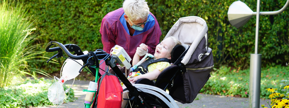 Das neues Forschungsprojekt KoCoN zielt darauf ab, die Lebensqualität von Kindern mit komplex-chronischen neurologischen Erkrankungen zu verbessern. (Foto: Freundeskreis Kinderpalliativzentrun Datteln e.V.) Frau mit einem Kind, das eine komplex-chronische neurologische Erkrankung hat