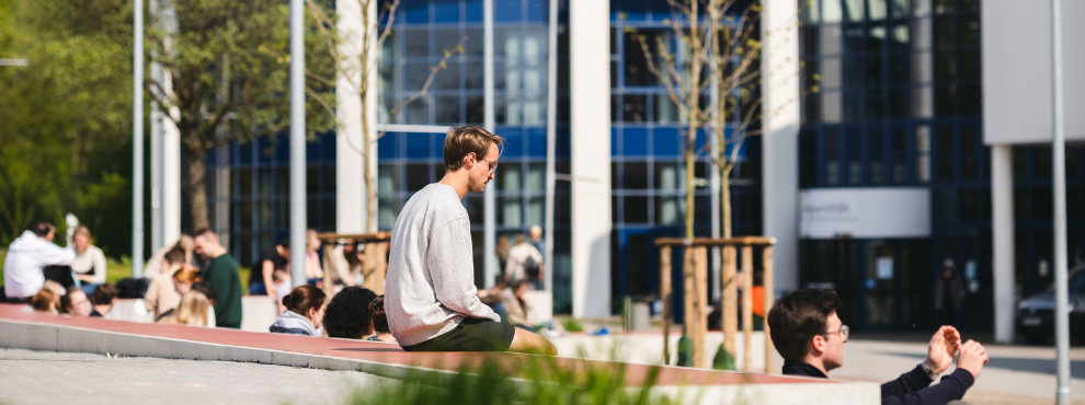 Die Universität Witten/Herdecke bietet seit 40 Jahren einen inspirierenden Ort, der auf außergewöhnliche Weise zum persönlichen Wachstum anregt. (Foto: UW/H | Johannes Buldmann) Studierende sind auf dem Campusplatz vor der Universität Witten/Herdecke zu sehen.