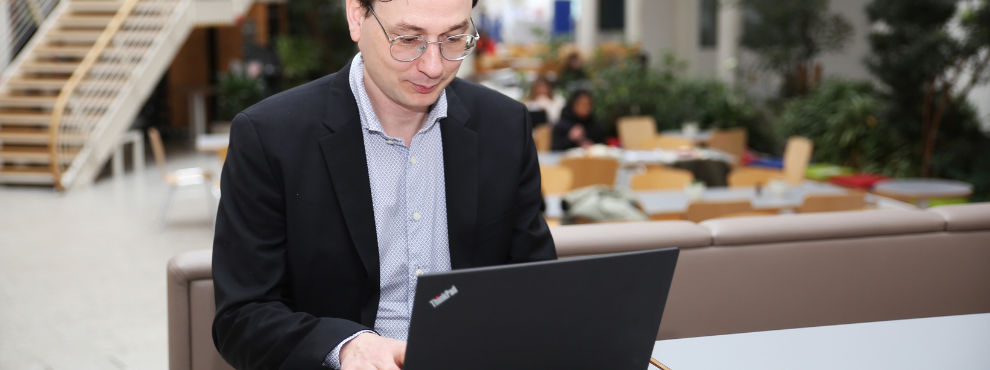 Prof. Dr. Lukas Stötzer wurde auf die Professur für quantitative Methoden berufen. (Foto: UW/H) Prof. Dr. Lukas Stötzer sitzt an einem Laptop