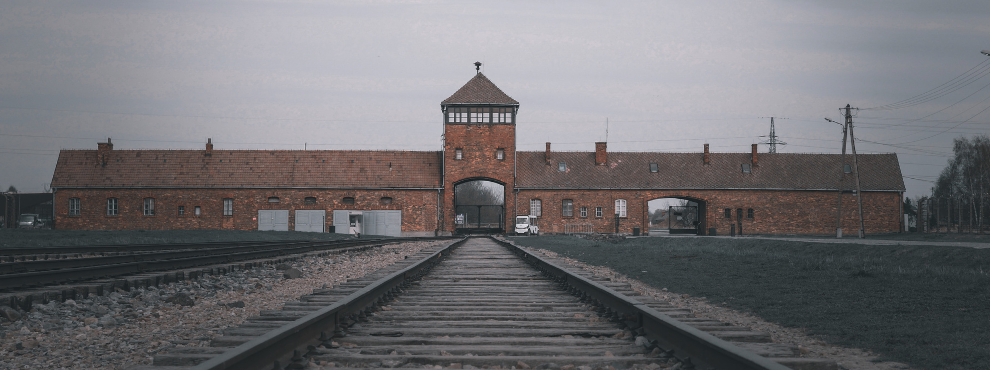 Mit dem Modellcurriculum Ärztliche Bewusstseinsbildung und Ethik am Beispiel der Medizin im Nationalsozialismus gehen Exkursionen zu Gedenkstätten ehemaliger Konzentrationslager und Tötungsanstalten einher. (Foto: Canva) Symbolbild Konzentrationslager