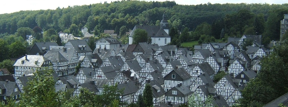 Blick über das Siegerland - Freudenberg (Foto: Wikipedia) Viele alte Fachwerkhäuser von oben fotografiert