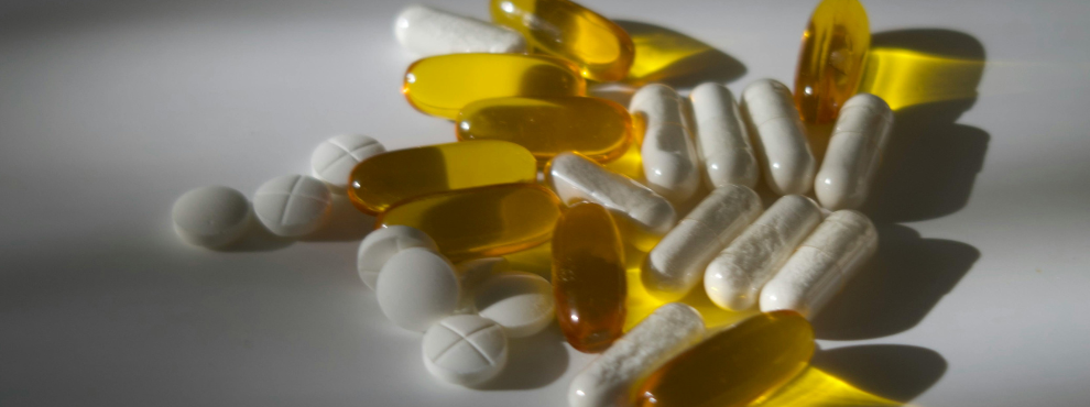 Publication on funding mechanisms for drug research (Photo: pexels | Nastia Ligrain) White and yellow tablets and pills lie on a table.