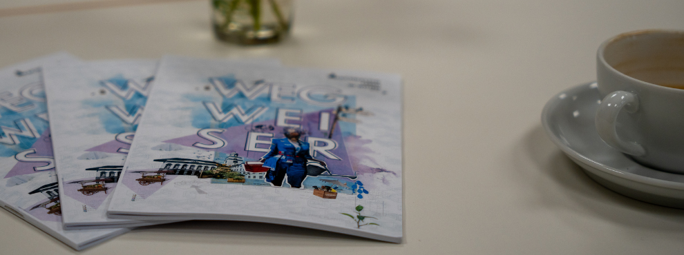 Exemplare des Wegweises liegen auf dem Tisch (Foto: UW/H I Lucy Mindnich) Exemplare des Wegweises liegen auf dem Tisch