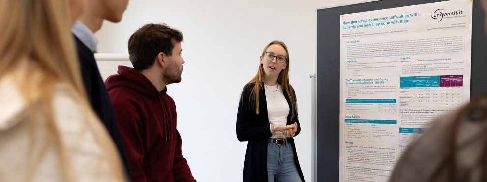 CHE Hochschulranking 2025: Psychologie-Master der Universität Witten/Herdecke erhält Spitzenbewertungen (Foto: UW/H | Schwettmann) Studierende stehen vor einer Pinnwand, auf der Psychologische Modelle beschrieben sind. Es handelt sich um eine Lerngruppe.