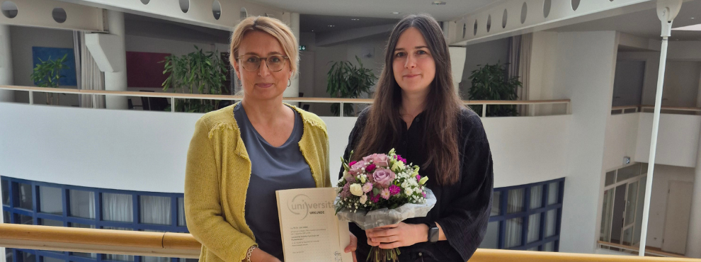 Prof. Dr. Julia Velten (right) receives her letter of appointment from Prof. Dr. Margareta Halek (left).