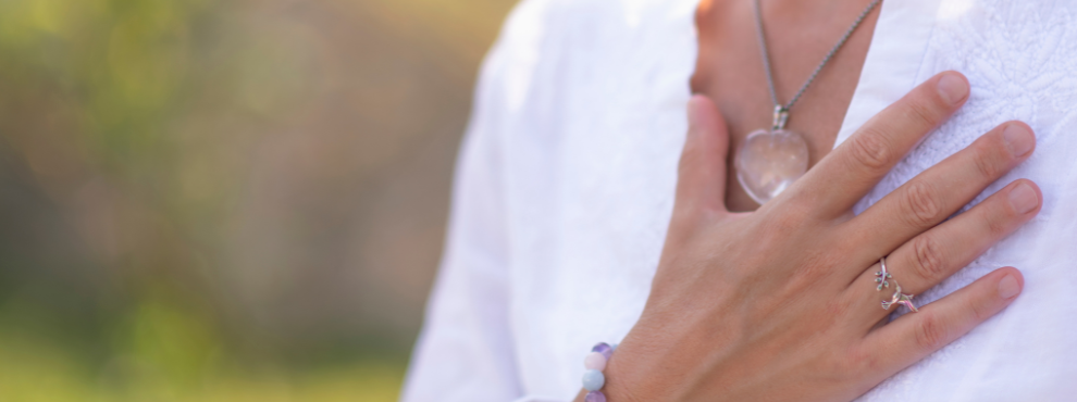 Spiritualität ist auch körperlich: Neue Studie zeigt engen Zusammenhang zwischen Körperbewusstsein und spiritueller Erfahrung (Foto: Canva) Man sieht einen Ausschnitt einer Person, die ihre Hand auf der Brust hält, um ihre Atmung zu spüren.