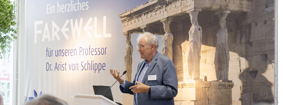 Prof. Dr. Arist von Schlippe verabschiedet sich in den Ruhestand (Foto:UW/H/WIFU-Stiftung) Ein älterer Mann steht vor einem Rednerpult.