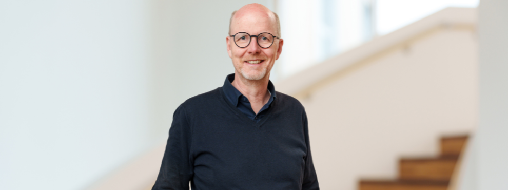 Prof. Dr. Dirk Sauerland bringt seine Expertise im Aufsichtsrat der Evangelisches Klinikum Niederrhein gGmbH ein. (Foto: UW/H | Volker Wiciok) Porträtbild von Prof. Dr. Dirk Sauerland