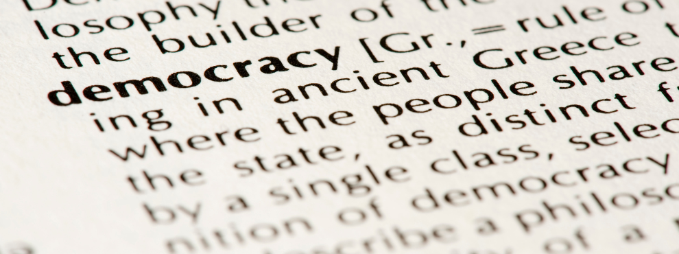 Bedrohte Demokratien - Bürgeruni diskutiert die Herausforderungen für demokratische Gesellschaften. (Foto: Canva) Man sieht einen englischen Eintrag der Bedeutung von Demokratie.
