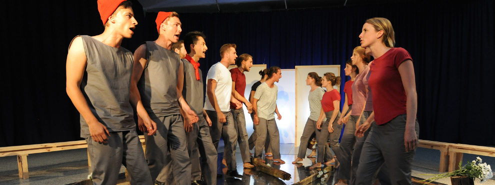 Studierende spielen Theater.