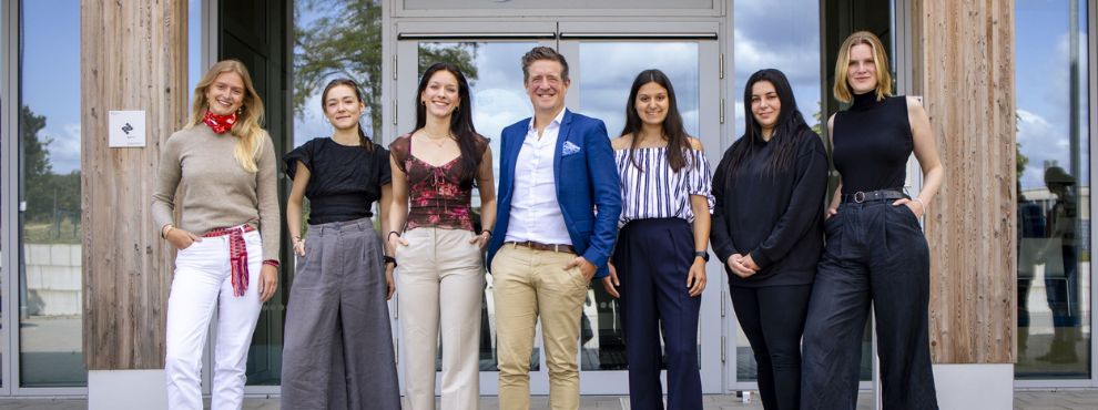 With the EXIST-Women scholarship, the UW/H supports aspiring female entrepreneurs on their way to their own start-up. (Photo: UW/H) Group photo of the scholarship holders and the organisation team