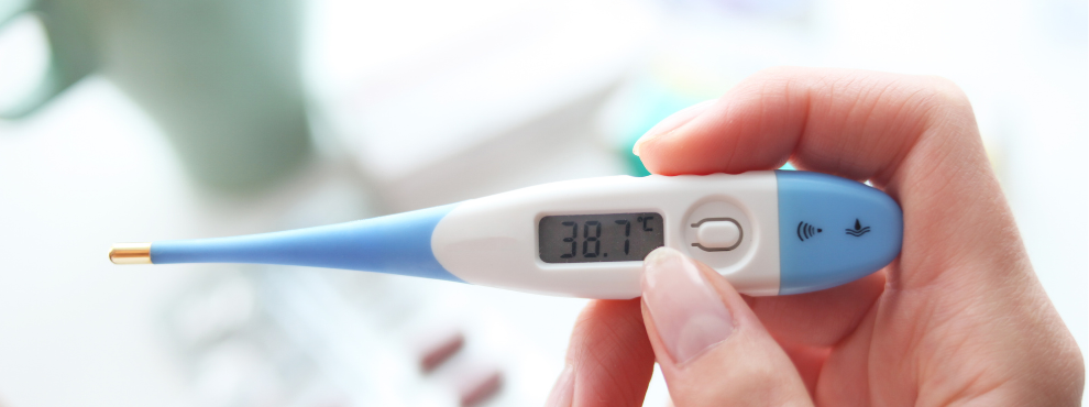 Prof. Dr. David Martin von der UW/H hat die neue S3-Leitlinie zum Fiebermanagement koordiniert. (Foto: Canva) Eine Hand hält ein Fieberthermometer.