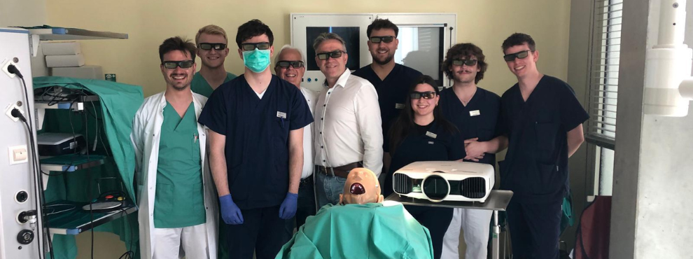 "Spatial Learning" in dentistry at Witten/Herdecke University (Photo: UW/H) Group picture around a phantom head