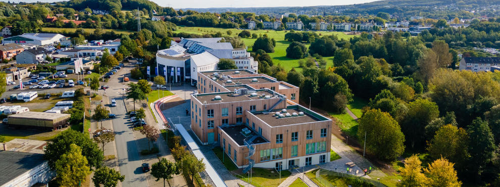Der Hauptcampus der UW/H umfasst die Gebäude an der Alfred-Herrhausen-Straße 48, 50 und 50a. (Foto: UW/H | Johannes Buldmann) Drohnenaufnahme des Hauptcampus