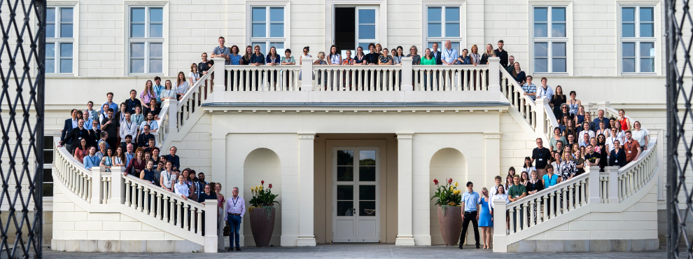 Gruppenfoto auf dem Stufen des Schlosses Herrenhausen in Hannover.