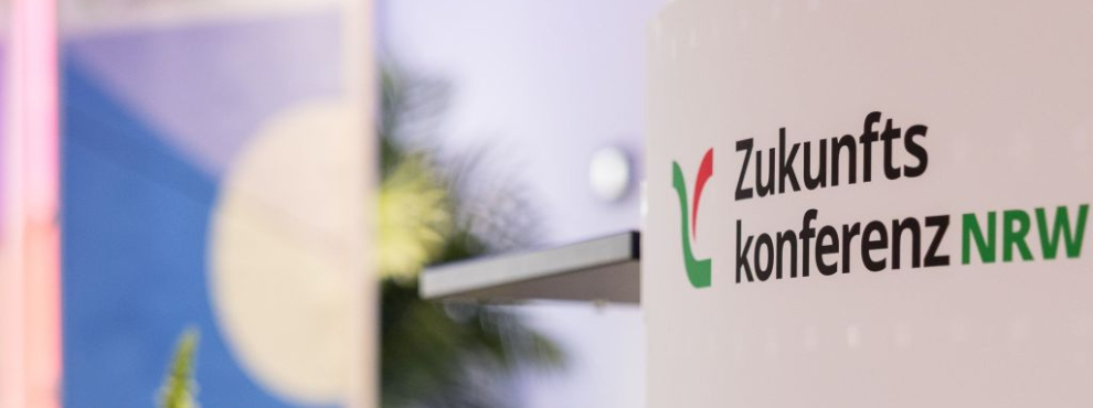 Weißes Banner mit dem Logo der Zukunftskonferenz NRW.