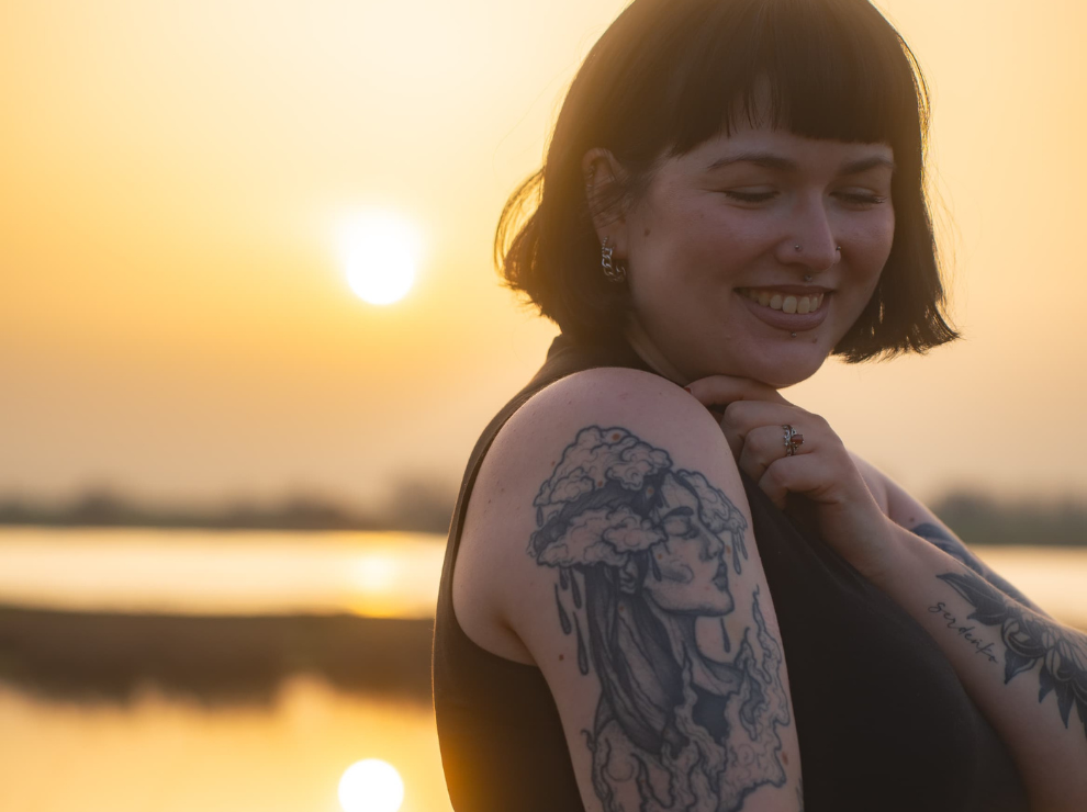 Viktoria wants to be a trusted point of contact for other students. (Photo: Private) Portrait of Viktoria against a sunset.