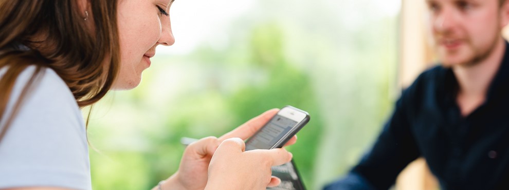 Vortrag Medienbewusstein in Schwangerschaft und Stillzeit \ Foto: UW/H Mädchen mit Handy